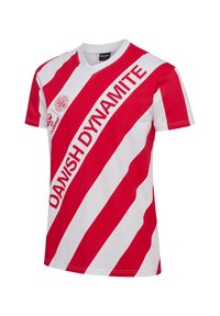 Biało-czerwony sportowy trykot w paski z napisem "DANISH DYNAMITE" ukośnie oraz logo Hummel i emblematem na piersi.