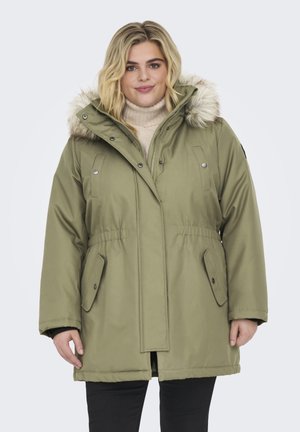 Olivově zelená parka s kapucí podšitou faux kožešinou, bočními kapsami a nastavitelným pasem. Design obsahuje přední zip a patentky.