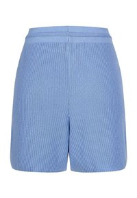 Shorts bleu clair à côtes avec une taille élastique, présentant une texture douce et une coupe décontractée, coupés juste au-dessus du genou.