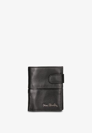 Portafoglio in pelle nera con superficie testurizzata, design con patta, chiusura a scatto e dettaglio del logo in rilievo sul davanti.