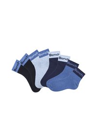 Sechs Paar Socken in verschiedenen Farbtönen: dunkelblau, hellgrau, dunkelgrau und blau. Jede Socke hat einen gerippten Saum mit dem "Bench"-Logo.
