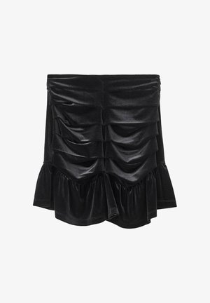 Svart sammet minikjol med lager av volanger, en rynkad design och en utflädd fåll. Texturen är slät med en subtil lyster.