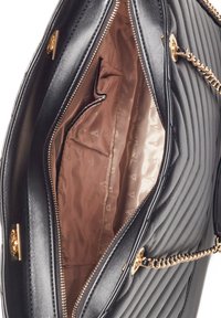 Borsa a tracolla in pelle trapuntata nera con accessori in tonalità oro, dotata di un interno in tessuto marrone chiaro con motivo logo e numerosi scomparti.