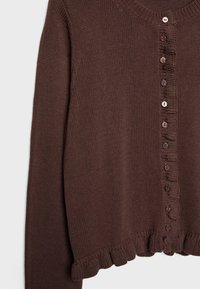 Cardigan marron en maille avec ourlet froncé, col rond et une rangée de boutons marron assortis sur le devant.