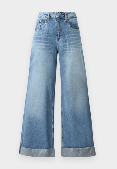 Ανοιχτό μπλε τζιν με φαρδιά ίσια γραμμή και ψηλή μέση, με κουμπί κλεισίματος, πέντε τσέπες και διπλωμένα μπατζάκια στο τελείωμα.