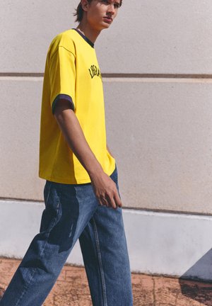 PULL&BEAR, RELAXED FIT WITH CONTRAST GRAPHIC AND RIBBING - T-SHIRT - T-shirt imprimé - yellow