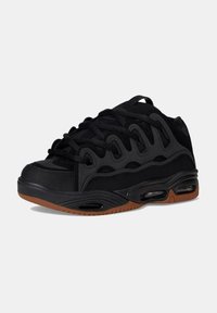 Sneaker sportive nere con superficie texture, dotate di suola in gomma, ammortizzazione visibile e design con lacci.