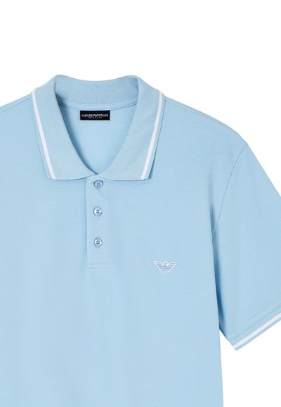 Polo bleu clair à manches courtes avec bordure blanche au col et aux manches, trois boutons et petit logo Emporio Armani sur la poitrine.