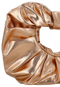 Fémes arany kézitáska puha, összegyűrt textúrával és téglalap alakú nyílással. A dizájn pliszírozott részleteket és sima felületet tartalmaz.