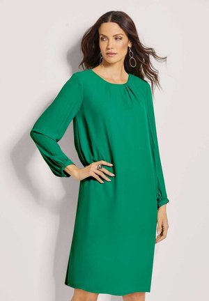 Grünes knielanges Kleid mit langen, plissierten Ärmeln, Rundhalsausschnitt und glattem Stoff. Es zeichnet sich durch sanfte Drapierungen und einen dezenten Glanz aus.