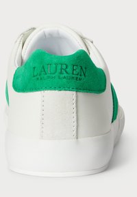 Valged tennisajad roheliste nubukdetailidega. Omab tekstureeritud kontsa, reljeefset logo "LAUREN" ja "RALPH LAUREN" nubukiribast üleval. Sujuv disain.
