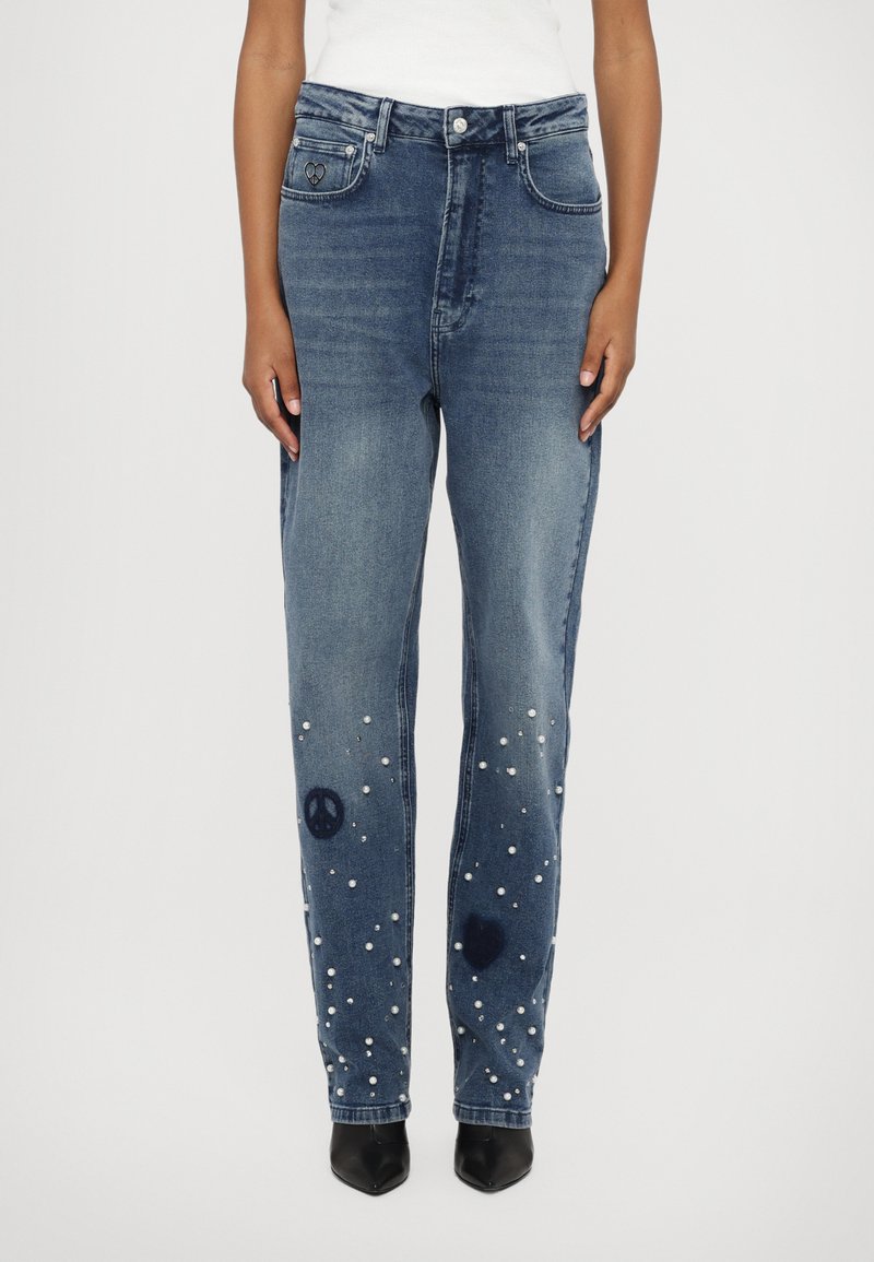Hoge taille blauwe denim jeans met een rechte pijp, voorzien van geborduurde vrede- en hartsymbolen, en versierd met witte nepparels.