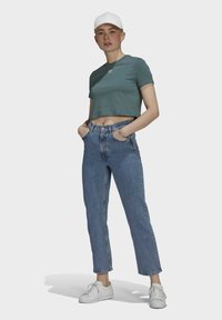 adidas Originals ADICOLOR CLASSICS ROLL-UP SLEEVE CROP-TOP - Paprasti marškinėliai - green