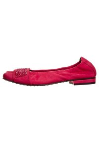 Ballerines roses en matériau doux, avec un talon plat, un bout rond et une sangle décorative ornée de pierres à rhin sur le devant.