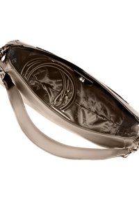 Skórzana torebka o wyraźnym kształcie, brązowym zewnętrzu i gładkiej fakturze. Wnętrze wykończone tkaniną z subtelnym wzorem logo oraz sznurkami.