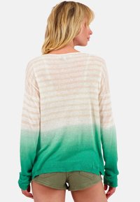 Pull léger à manches longues avec un effet dégradé ; crème à vert, avec de subtils rayures horizontales et une coupe décontractée.