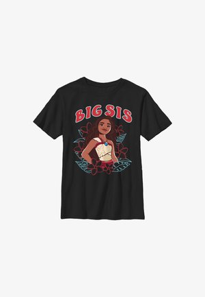 Czarny t-shirt z kreskówką pewnej siebie dziewczyny w tropikalnym stroju, otoczonej kwiatami i tekstem "BIG SIS" nad nią.