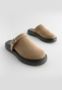 Next FOREVER COMFORT BUCKLE- REGULAR FIT - Slip-on sandaler - mink brown