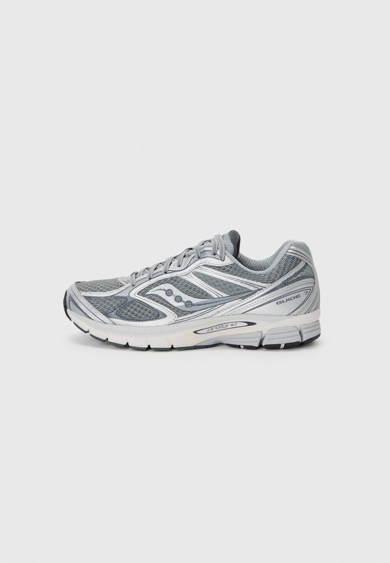 Grauer Sport Schuh mit atmungsaktivem Mesh-Obermaterial, reflektierenden Akzenten, gepolstertem Sohlen und strukturierten Details. Verfügt über eine abgerundete Zehenpartie und Schnürdesign.