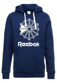Felpa Reebok blu navy in misto cotone, con logo geometrico bianco e testo, dotata di stringhe e tasca a marsupio frontale.