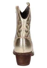 Gouden metallic enkelboot met een gestructureerde afwerking, voorzien van een achterrits, een ronde neus en een bruine gestapelde hak.