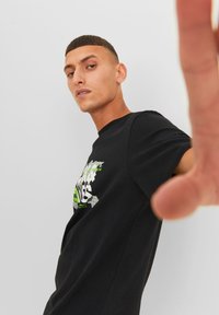 Jack & Jones JCODUST CREW NECK - T-shirt med print - black