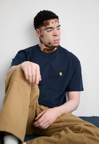 Carhartt WIP CHASE - Basic T-shirt - mizar/gold