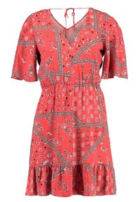 Rotes gemustertes Kleid mit kurzen, schwingenden Ärmeln, V-Ausschnitt, elastischem Bund und einem gerüschten Saum. Das Material weist florale und paisleyartige Designs auf.