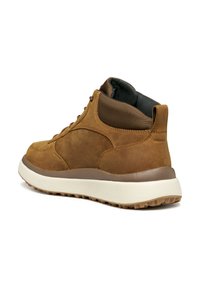 Sneaker alta in pelle marrone con superficie texture, collo imbottito e suola bianca a contrasto. Suola in gomma con motivo di aderenza.