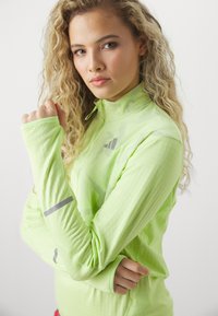 adidas Performance ULTIMATE VIS REFLECTIVE 1/2-ZIP - Top s dlouhým rukávem - pulse lime