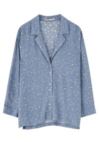 Chemise bleue à boutons avec un petit motif floral blanc, jaune et sombre, à manches longues et col, présentée à plat sur un fond blanc.