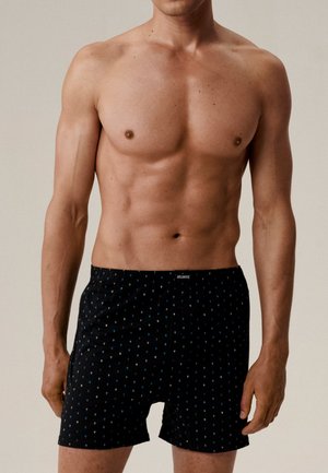 Czarne bokserki z wzorem drobnych niebieskich i białych kropek, elastyczny pas z metką "ATLANTIC", wykonane z miękkiego materiału.
