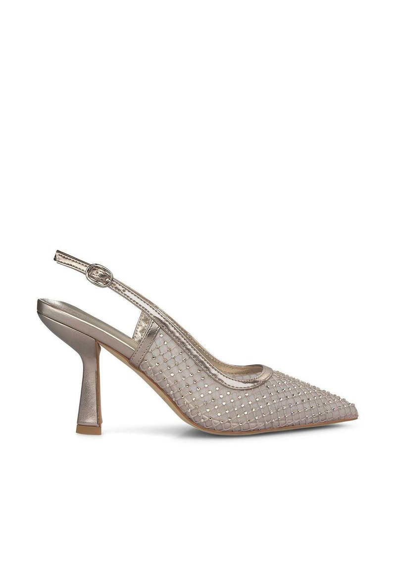 Scarpa slingback con punta affusolata in argento metallizzato, con tomaia in rete testurizzata, adornata da piccoli borchie, e un tacco a blocco di media altezza.
