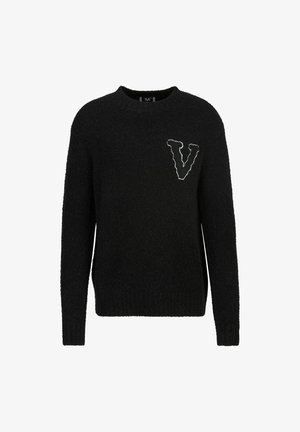 Schwarzer Pullover aus weichem, strukturiertem Stoff. Mit rundem Ausschnitt und einem weißen gestickten "V" auf der linken Brust. Lange Ärmel.