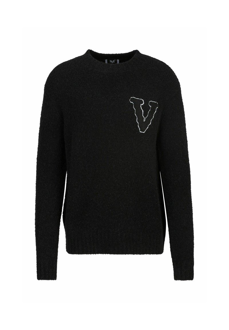 Schwarzer Pullover aus weichem, strukturiertem Stoff. Mit rundem Ausschnitt und einem weißen gestickten "V" auf der linken Brust. Lange Ärmel.
