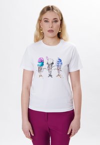 Hvid t-shirt med et farverigt isvaffel-graphic: lilla, blå og pink vafler med teksturerede kugler. Designet inkluderer en detaljeret skråskrift.