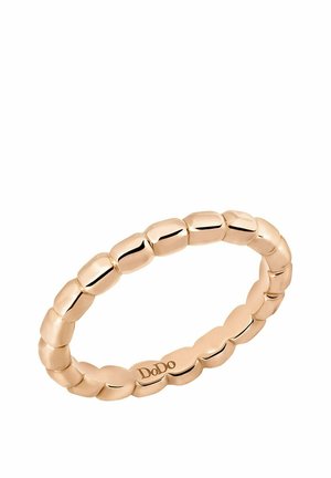 Goldener Ring, bestehend aus glatten, abgerundeten rechteckigen Gliedern, die einen durchgehenden Ring mit der Gravur "DoDo" innen bilden.