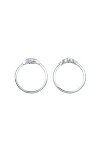 Silverringar med en slät, polerad yta. De har en delikat design och en liten detalj upptill för extra finess.