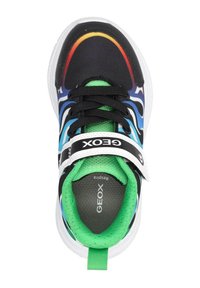 Scarpa da ginnastica nera con motivo arcobaleno, tomaia in tessuto, accenti verdi, lacci neri e cinturino bianco. Presenta il marchio Geox e un tallone strutturato.