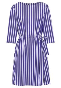 Fialové a bílé pruhované šaty s kulatým výstřihem, tříčtvrtečními rukávy a pásem v oblasti pasu, s bočním rozparkem. Hladká textura látky.