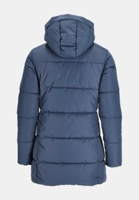 Puffig blå jacka med horisontella sydda sektioner, huva och elastiska ärmslut. Slät textur, designad för värme och täckning.