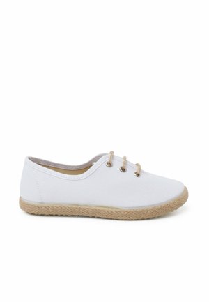 Bílé plátěné boty s kulatou špičkou, dvěma otvory na tkaničky a přírodními espadrilovými podrážkami. Hladký povrch a jednoduchý design.