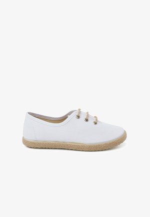 Beli platneni čevlji z obrobnim nosom, z dvema očesoma za vezalke in naravno vlaknasto espadrillo podplatom. Gladka tekstura in preprost dizajn.