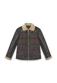 Giacca piumino con corpo marrone scuro, maniche in pelle nera e colletto in pelliccia sintetica beige. Chiusura frontale con zip e due tasche laterali.