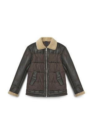Giacca piumino con corpo marrone scuro, maniche in pelle nera e colletto in pelliccia sintetica beige. Chiusura frontale con zip e due tasche laterali.