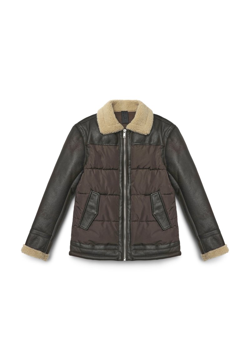 Giacca piumino con corpo marrone scuro, maniche in pelle nera e colletto in pelliccia sintetica beige. Chiusura frontale con zip e due tasche laterali.