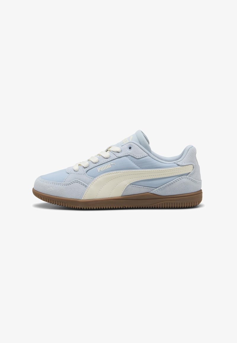 Baskets Puma bleu clair avec une bande blanche, des lacets crème et une semelle marron texturée, vues de côté extérieur sur un fond blanc.
