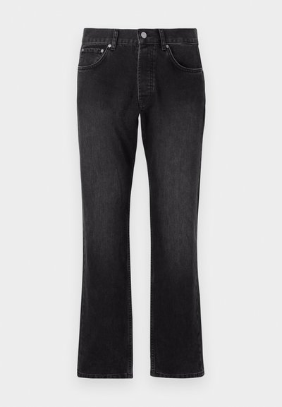 Jeans de denim preto com um design de perna reta, apresentando uma cintura média, bolsos frontais e um fecho clássico de botão.