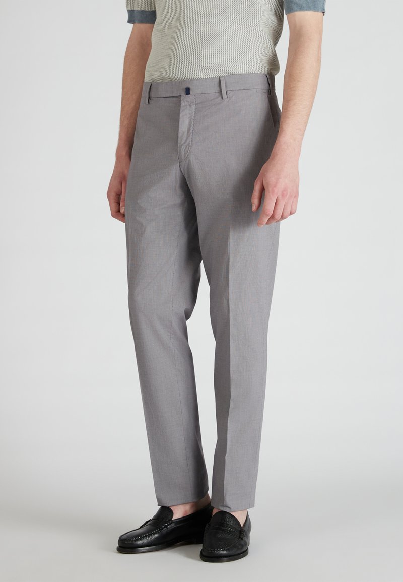Pantaloni grigi su misura con un delicato motivo a quadri, realizzati in tessuto leggero, dotati di tasche, passanti per cintura e un design a gamba dritta.