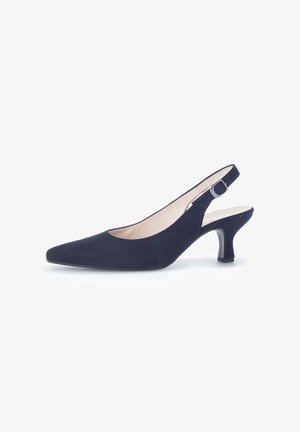 Zapato de tacón slingback de ante azul marino con punta afilada y tacón bajo. Presenta una hebilla ajustable plateada para un ajuste seguro.